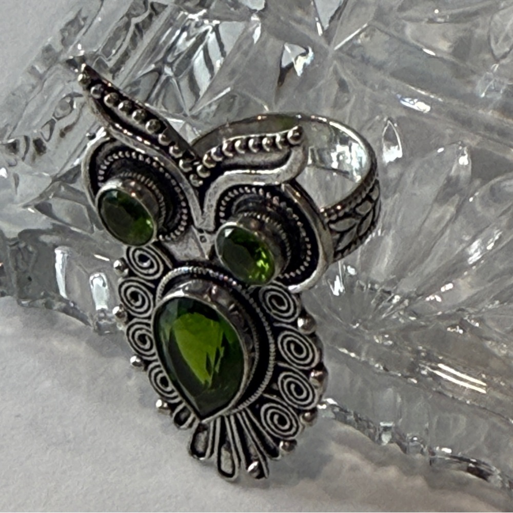 🆕 “Wise Glow: Artisan Peridot Owl Ring in Sterling Silver” Size 7 🆕 - Picture 15 of 16